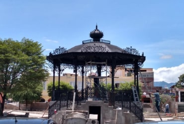 Kiosco artístico de hierro forjado en Aguascalientes con detalles ornamentales y techo octagonal