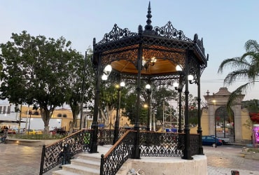 Kiosco Guadalajara con barandales ornamentales y cúpula decorativa en hierro forjado, ideal para plazas y jardines públicos