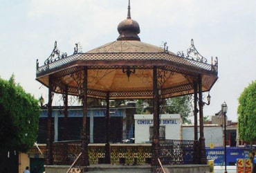 Kiosco Hermosillo de hierro forjado con techo de madera y ornamentación clásica en plaza pública