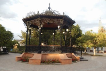 Kiosco colonial en Durango de hierro forjado con detalles ornamentales y techo con madera en plaza pública