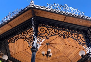 Kiosco Jalpa de Cánovas con techo de madera y detalles de hierro forjado, ideal para espacios pequeños en plazas y jardines