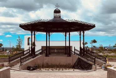 Kiosco Querétaro con cúpula metálica, ornamentación clásica y escaleras de acceso simétricas en plaza pública