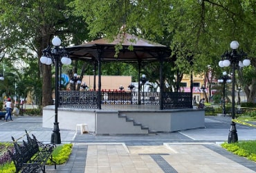 Kiosco Zinacantepec con estructura metálica, barandales ornamentales y techo octagonal en plaza pública